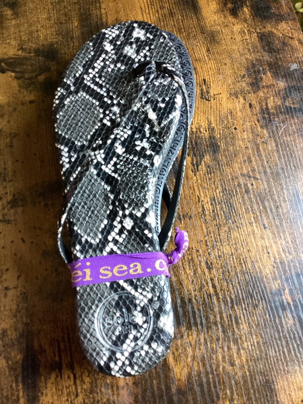 NEW SOLEI SEA  INDIE LIGHT GREY PYTHON FLIP FLOP SIZE 8
